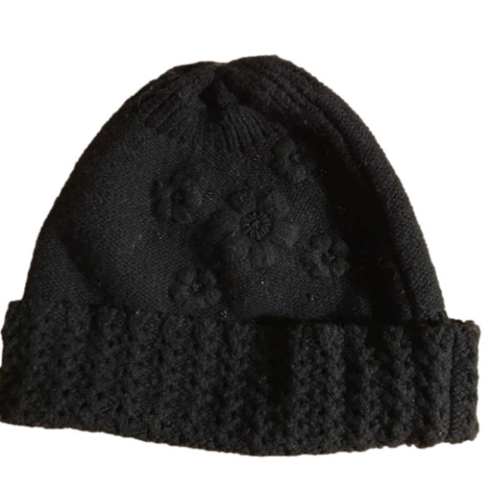 lord & Taylor knitted winter hat/ toque. Black.